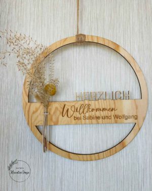 Personalisierter Holz-Türkranz „Herzlich Willkommen“