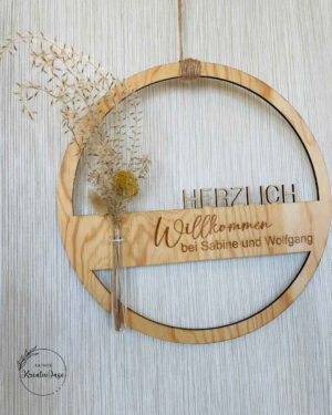 Personalisierter Holz-Türkranz „Herzlich Willkommen“