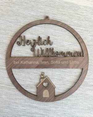 Personalisierter Holz-Türkranz „Herzlich Willkommen“ – mit Familiennamen & Häuschen