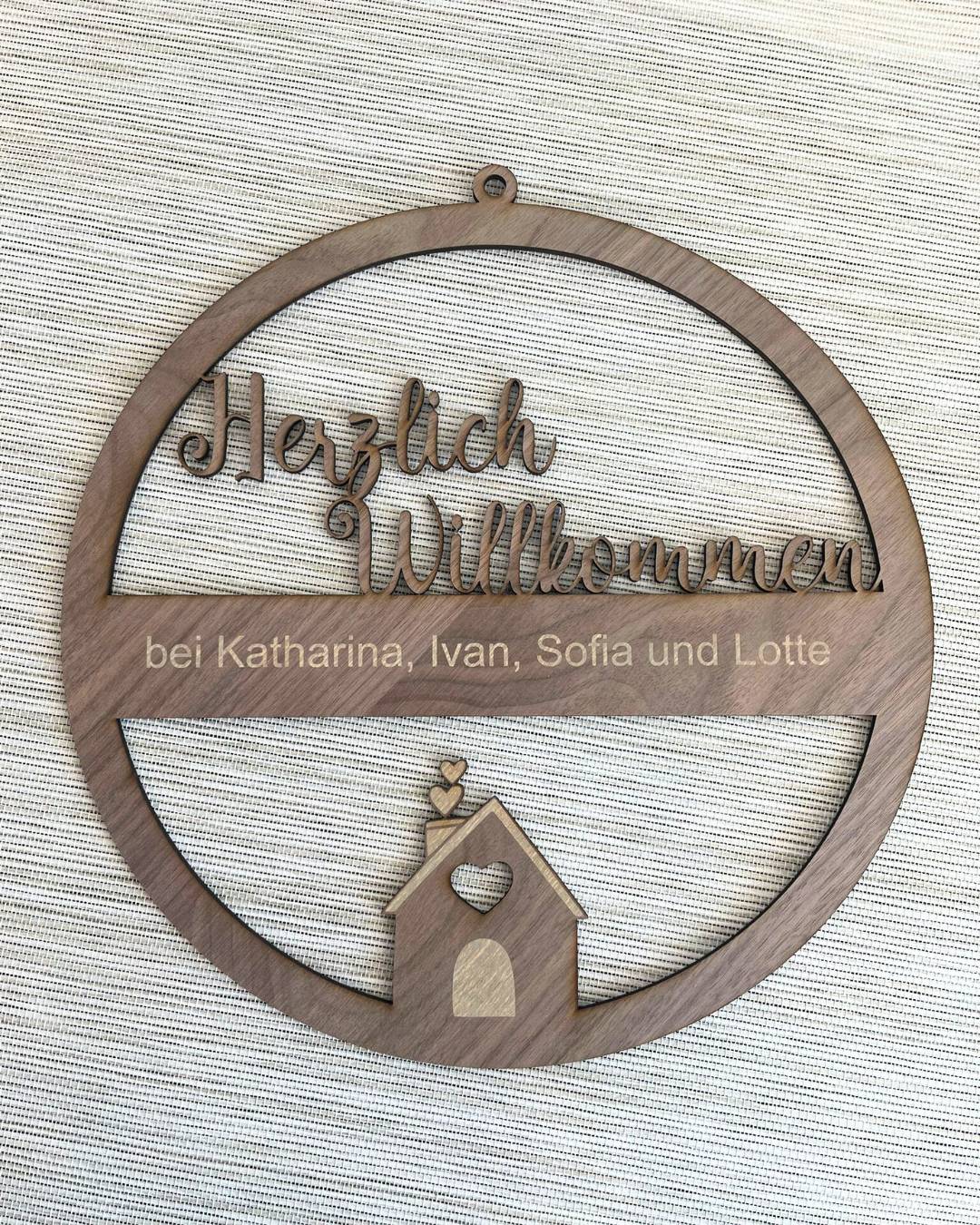 Personalisierter Holz-Türkranz „Herzlich Willkommen“ - mit Familiennamen & Häuschen – Bild 2