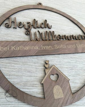 Personalisierter Holz-Türkranz „Herzlich Willkommen“ – mit Familiennamen & Häuschen