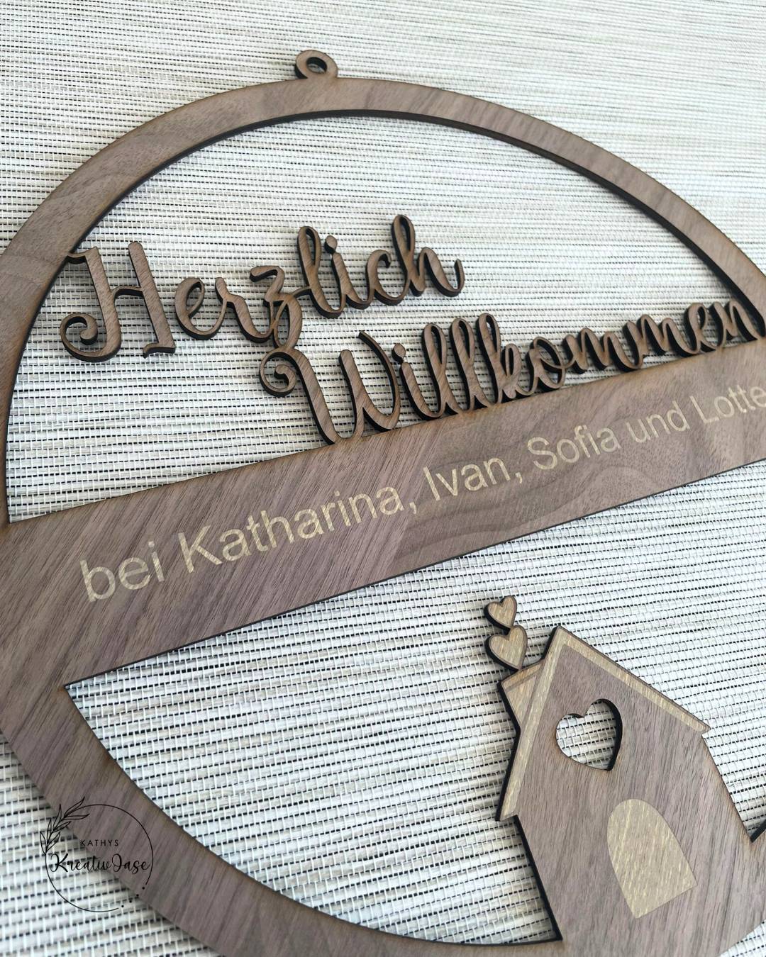 Personalisierter Holz-Türkranz „Herzlich Willkommen“ - mit Familiennamen & Häuschen – Bild 4