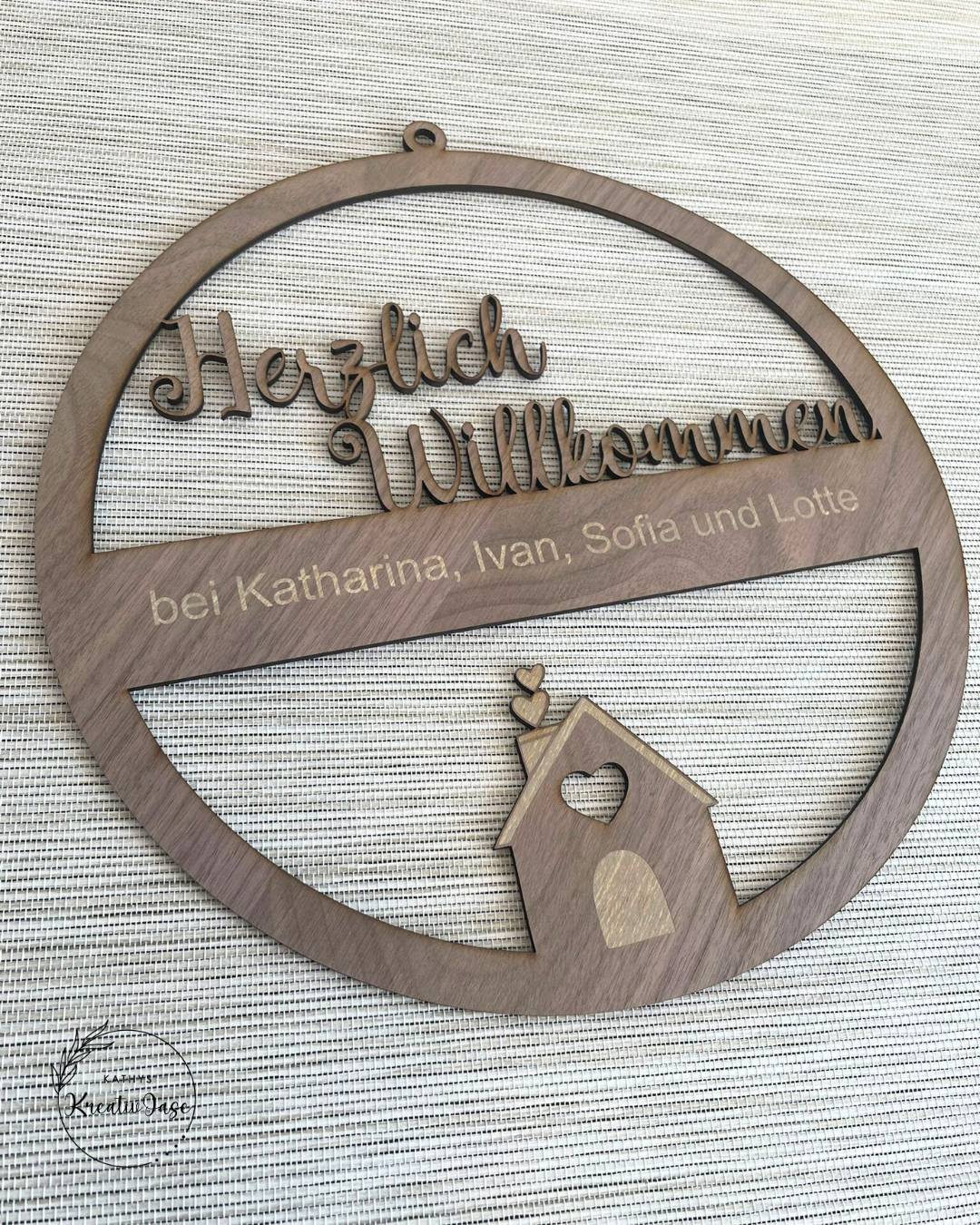 Personalisierter Holz-Türkranz „Herzlich Willkommen“ - mit Familiennamen & Häuschen – Bild 3