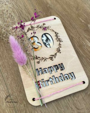 Personalisierte Holz-Grußkarte „Geburtstagszahl“ mit Durchblick