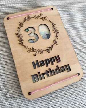 Personalisierte Holz-Grußkarte „Geburtstagszahl“ mit Durchblick