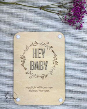 Holz-Grußkarte „Hey Baby (Blumenkranz)“ mit Durchblick