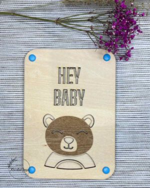 Holz-Grußkarte „Hey Baby (Bär)“ mit Durchblick